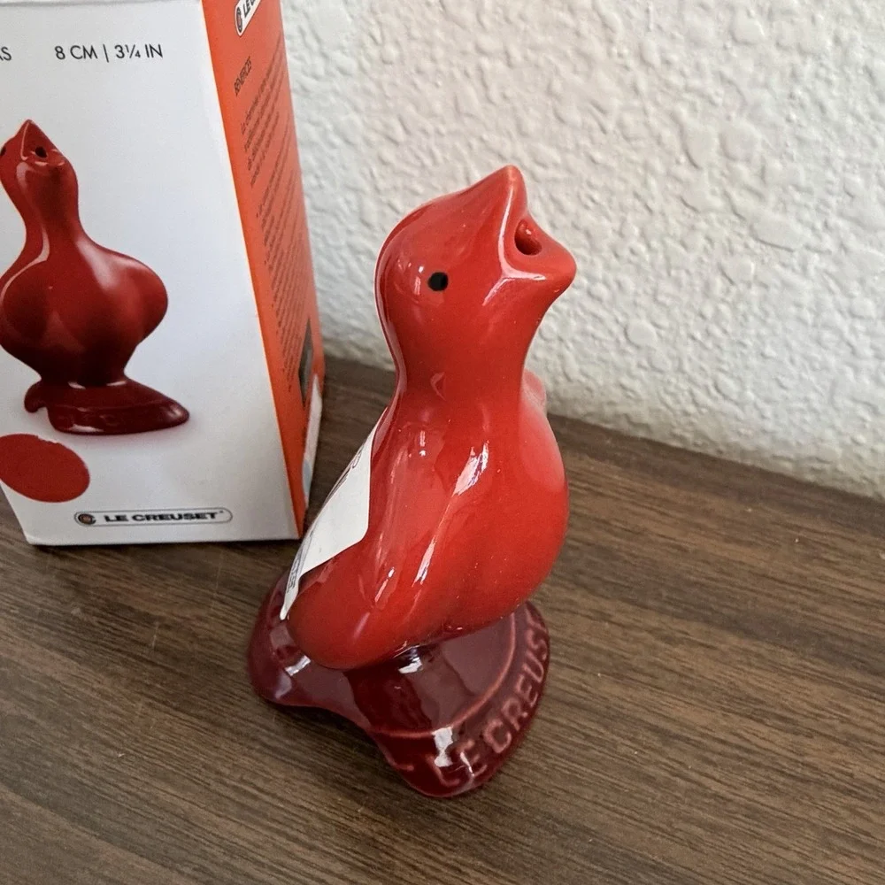 Le Creuset Red Pie Bird NEW Stoneware Baking Vent NIB 3.25